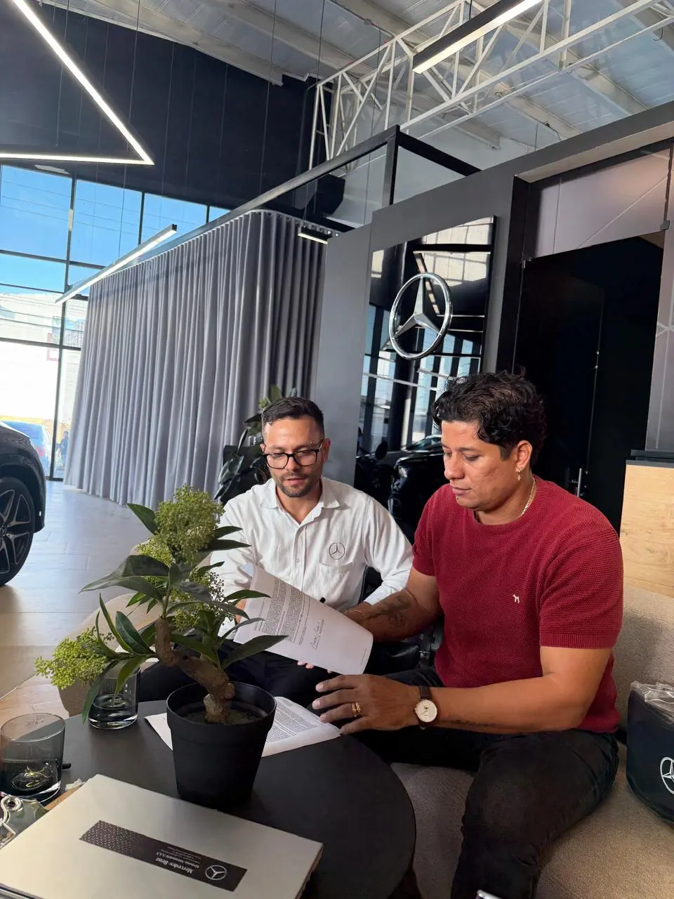 Empresario trabajando en su oficina